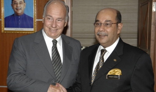 His Highness the Aga Khan being greeted by Malaysia's Foreign Minister Syed Hamid Albar in Kuala Lumpur./Gary Otte  2007-09-04
